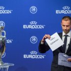 Aleksander Ceferin, presidente de la UEFA, mostrando la designación de la sede de la UEFA EURO 2024.