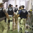 El Servicio de Inmigración y Control de Aduanas (ICE) de Estados Unidos muestra a oficiales de ICE