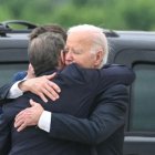 Joe Biden abraza a su hijo Hunter Biden tras ser declarado culpable.