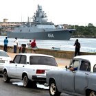 Varias personas observan la fragata de clase Almirante Gorshkov, parte del destacamento naval ruso que visita Cuba, llegando al puerto de La Habana, el 12 de junio de 2024. El submarino ruso de propulsión nuclear Kazan -que no llevará armas nucleares- y otros tres buques navales rusos, atracarán en la capital cubana del 12 al 17 de junio. El inusual despliegue de militares rusos tan cerca de Estados Unidos -en particular el poderoso submarino- se produce en medio de grandes tensiones por la guerra en Ucrania, donde el gobierno respaldado por Occidente está luchando contra una invasión rusa.