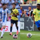 El futbolista argentino Leo Messi y el brasileño Vinícius Júnior.