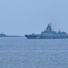 El submarino ruso de propulsión nuclear Kazán (L) y la fragata de clase Almirante Gorshkov, parte del destacamento naval ruso que visita Cuba, llegan al puerto de La Habana