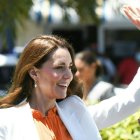 Kate Middleton, duquesa de Cambridge, saluda cuando llega para recorrer el Hospital Spanish Town, en Kingston, Jamaica