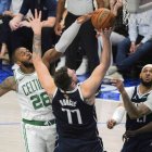 Doncic lanza a canasta ante la oposición de jugadores de Boston.