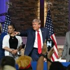“Vienen a por sus trabajos”: Trump recibe un fuerte apoyo de los votantes negros en una Iglesia de Detroit tras criticar la inmigración ilegal
