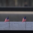 Banderas estadounidenses se alinean en una piscina conmemorativa en el Memorial Nacional del 11 de septiembre