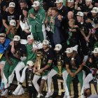 Los jugadores de los Celtics celebran el título.