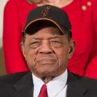 El gran béisbol Willie Mays observa durante la ceremonia de la Medalla Presidencial de la Libertad en la Casa Blanca en Washington, DC, el 24 de noviembre de 2015