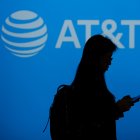 Un visitante pasa junto al logotipo de la multinacional estadounidense de telecomunicaciones AT&T durante el Mobile World Congress (MWC), el mayor encuentro anual de la industria de las telecomunicaciones, en Barcelona el 26 de febrero de 2024.
