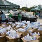 Se reparten bolsas de comida en un centro de distribución de agua y alimentos en Houston