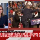 Captura de pantalla de CBS News cubriendo el "aparente atentado" contra Donald Trump
