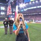 Ingrid Andress interpreta el himno nacional en el Derby del Jonrón de la MLB.