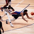 Embiid lucha por conseguir un balón en presencia de varios jugadores de Sudán del Sur.