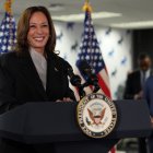 Kamala posa antes de su primer discurso tras conocer que cuenta con apoyos suficientes para ser candidata demócrata.