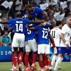 La selección francesa festeja el tercer gol a Estados Unidos en el debut de los juegos olímpicos.