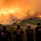 Bomberos observan el incendio Park