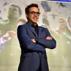 Robert Downey Jr. posa frente a un cartel publicitario de Los Vengadores.