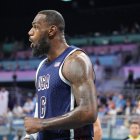 LeBron James festeja en el debut del Dream Team en los Juegos Olímpicos.