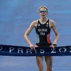 31 July 2024, France, Paris: Olympic Games, Paris 2024, triathlon, Olympic distance (1.5 km swim, 40 km bike, 10 km run), Cassandre Beaugrand from France crosses the finish line as the winner. Photo: Jan Woitas/dpa