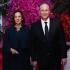 La vicepresidenta de los Estados Unidos Kamala Harris y el segundo caballero Doug Emhoff son vistos en la Sala de Libreros de la Casa Blanca en Washington DC.