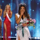 La subteniente del Ejército y representante de Michigan Alma Cooper celebra su triunfo en Miss USA.