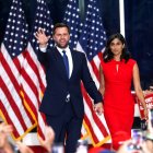 JD Vance y su esposa, Usha Vance, en un mitin