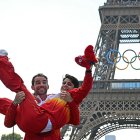 El marchador español Álvaro Martín coge en brazos a María Pérez para celebrar el oro en el maratón por relevos mixtos de marcha en el podio.