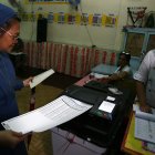 Una monja deposita su voto en un colegio electoral en Manila, Filipinas, el 13 de mayo de 2013.