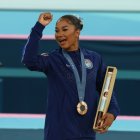 ORDAN CHILES, de Estados Unidos, celebra su medalla de bronce en la final de gimnasia artística femenina de suelo en los Juegos Olímpicos de París 2024 en el Bercy Arena de París, Francia