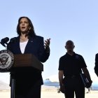 Kamala Harris da una rueda de prensa en la frontera, acompañada del secretario de Seguridad Nacional Alejandro Mayorkas y el senador demócrata Dick Durbin.