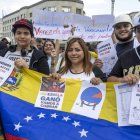 Manifestantes se reúnen en el Place de l'Albertine en apoyo a Edmundo Gonzalez Urrutia, en Bruselas, el sábado 17 de agosto de 2024.