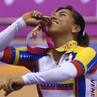 Venezuela's Daniela Larreal celebrates her gold medal during the podium of women´s Keirin discipline at the XVI Pan-American Games in Guadalajara, Mexico, on October 20, 2011. AFP PHOTO/CRIS BOURONCLE (Photo by CRIS BOURONCLE / AFP)