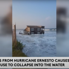 Una casa se derrumba tras el paso del huracán Ernesto en Outer Banks (Carolina del Norte).