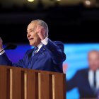 El senador Chuck Schumer da su discurso en el segundo día de la DNC.