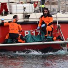 in the photo the body of a woman who was on the boat is taken to the Porticello dock (Photo by Alberto Lo Bianco / ipa-agency.n/IPA/Sipa USA) *** Local Caption *** 55381758