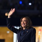 La candidata demócrata Kamala Harris en el escenario de la DNC