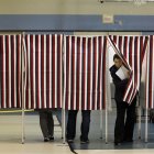 Una votante de New Hampshire sale de una cabina electoral después de rellenar su papeleta para las elecciones de mitad de mandato en el interior del Centro Juvenil Obispo Leo E. Oneil en Manchester, New Hampshire, el 4 de noviembre de 2014.