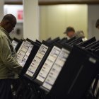 Varias personas depositan su voto para las elecciones presidenciales estadounidenses en un centro de votación anticipada en Columbus, Ohio, el 15 de octubre de 2012.
Varias personas depositan su voto para las elecciones presidenciales estadounidenses en un centro de votación anticipada en Columbus, Ohio, el 15 de octubre de 2012.
Varias personas depositan su voto para las elecciones presidenciales estadounidenses en un centro de votación anticipada en Columbus, Ohio, el 15 de octubre de 2012.

Varias personas depositan su voto para las elecciones presidenciales estadounidenses en un centro de votación anticipada en Columbus, Ohio, el 15 de octubre de 2012.

Varias personas depositan su voto para las elecciones presidenciales de EE.UU. en un centro de votación anticipada en Columbus, Ohio, el 15 de octubre de 2012.