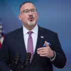 El Secretario de Educación, Miguel Cardona, ofrece una actualización sobre las acciones de la Administración Biden-Harris para mejorar la seguridad pública en todas las comunidades durante un evento en el South Court Auditorium del Eisenhower Executive Office Building, junto a la Casa Blanca, en Washington, DC, el 16 de marzo de 2022.