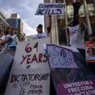 Manifestantes sostienen pancartas durante una concentración contra el liderazgo de Cuba, cerca de la sede de las Naciones Unidas en Nueva York, el 21 de septiembre de 2023.