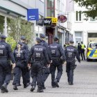 25 August 2024, North Rhine-Westphalia, Solingen: Police officers walk past the scene at midday. Three people were killed and several injured in an attack at the 650th anniversary celebrations of the city of Solingen on 23.08.2024. Photo: Thomas Banneyer/dpa