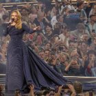 La cantante ADELE ofrece su concierto inaugural en el estadio al aire libre construido especialmente para la ocasión en Múnich.