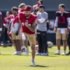 El novato Rick Pearsall en un entrenamiento de los 49ers junto a sus compañeros.