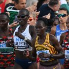 Rebecca Cheptegei (con la camiseta de Uganda), corre junto a otras deportistas durante los Mundiales de Atletismo de Budapest.