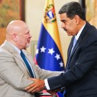 El fiscal de la Corte Penal Internacional Karim Khan saluda sonriente al dictador venezolano Nicolás Maduro en Caracas.