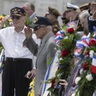 Los veteranos de la Segunda Guerra Mundial Harry Miller (izda.) y el coronel Frank Cohn (dcha.) saludan durante una ceremonia de colocación de coronas durante la celebración del Día de la Victoria en Europa en el Monumento Nacional de la Segunda Guerra Mundial en Washington, DC, el 8 de mayo de 2024.