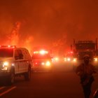 Bomberos luchando contra el fuego en el incendio del Aeropuerto en California.