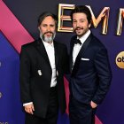 El actor mexicano Gael García Bernal y el actor mexicano Diego Luna llegan a la 76 edición de los premios Emmy en el Peacock Theatre at L.A.