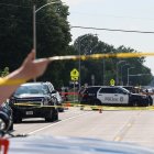 La policía trabaja en la escena del crimen en la que un hombre recibió un disparo mortal por parte de agentes de policía visitantes en el barrio de King Park el 16 de julio de 2024 en Milwaukee, Wisconsin, a 1,6 km del Fiserv Forum, donde se celebra la Convención Nacional Republicana.