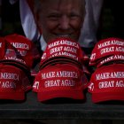 Sombreros de «Make America Great Again» en una mesa durante un mitin de campaña del ex presidente de Estados Unidos y candidato presidencial republicano Donald Trump en Sunset Park en Las Vegas, Nevada, el 9 de junio de 2024.